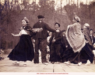 1930_danseurs_au_fronton